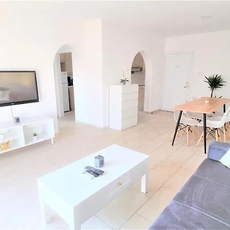 아파트 Coastal Getaway: 2 For Up To 14 Guests! Light-flooded And Spacious 라르나카