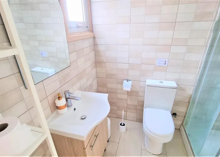 Coastal Getaway: 2 For Up To 14 Guests! Light-flooded And Spacious Larnaca