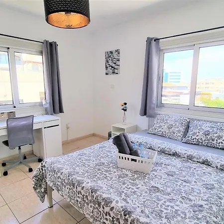 Coastal Getaway: 2 For Up To 14 Guests! Light-flooded And Spacious Larnaca