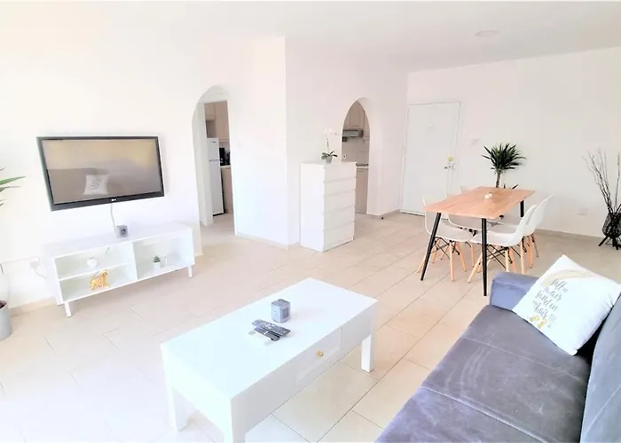 Appartement Coastal Getaway: 2 For Up To 14 Guests! Light-flooded And Spacious Larnaca